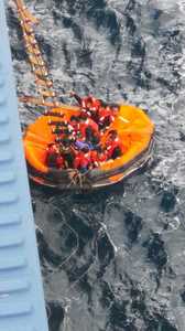O navă comandată de un român a salvat echipajul unei alte ambarcaţiuni care era în pericol de scufundare | FOTO