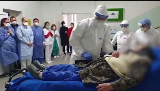 O femeie de 95 de ani a fost externată de la Spitalul de Boli Infecţioase Timişoara, după ce s-a vindecat de COVID-19/ Este cel mai vârstnic pacient tratat în unitatea medicală - VIDEO