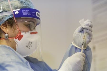 Prahova: Un al doilea cadru medical a avut reacţii adverse la vaccinul anti-SARS-CoV-2, acestea nefiind unele grave
