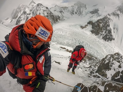 Alpinistul Alex Găvan anunţă încă o etapă de pregătire şi aclimatizare pentru ascensiunea finală pe K2, stabilirea taberelor de la 6.700 şi 7.300 de metri altitudine: Principalele obstacole sunt vântul puternic şi temperaturile extrem de scăzute - FOTO
