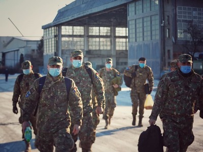 Un detaşament de 13 militari români participă la misiuni de şase luni în Irak