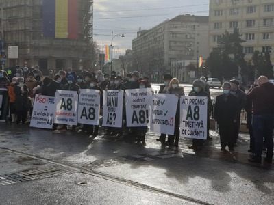 Iaşi: Protest al susţinătorilor autostrăzii, în timpul manifestărilor de Ziua Unirii/  ”Opriţi şpăgile şi corupţia. Avem nevoie de A8” şi ”PSD + PNL = 13 ani de SF-uri mincinoase”, scrie pe bannerele manifestanţilor - FOTO