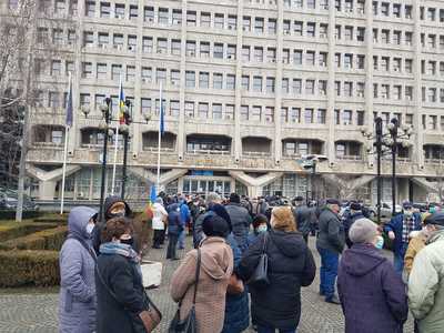 UPDATE - Protest al pensionarilor în faţa Prefecturii Ploieşti/ Pensionari şi sindicalişti Cartel alfa au protestat şi la Buzău