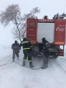 Tulcea: Pompierii au deblocat cinci maşini înzăpezite în care se aflau şase persoane. Ei au îndepărtat şi copaci căzuţi pe maşini sau carosabil/ Mai multe drumuri au fost închise din cauza zăpezii - FOTO, VIDEO