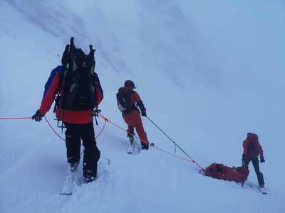 Salvamont Poiana Braşov: Zi cu multe evenimente şi cu multe persoane rămase blocate pe pârtiile de schi din partea superioară a masivului, după închiderea instalaţiilor de transport pe cablu/Salvamontiştii au avut 14 intervenţii, salvând 17 persoane - VID