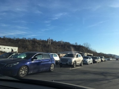 Coloane de maşini pe drumurile către staţiunile de pe Valea Prahovei. Poliţia recomandă rute alternative