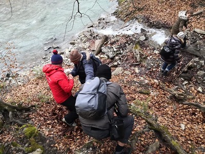 Prahova: Turişti blocaţi într-o vale în zona râului Prahova, recuperaţi de salvatorii montani 