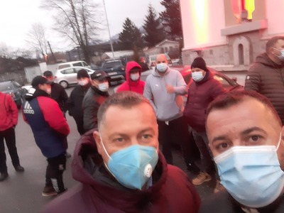 UPDATE - Solidaritate cu minerii din Lupeni, blocaţi în mină de peste 48 de ore - Zeci de localnici s-au deplasat la sediul administrativ al minei, apoi au pornit într-un marş prin oraş / Cum explică ministrul Energiei neplata salariilor - VIDEO
