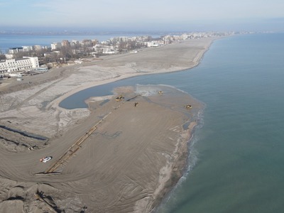 Administraţia Bazinală de Apă Dobrogea Litoral a anunţat că restricţia privind exploatarea fundului Mării Negre în perimetrul destinat extragerii nisipului pentru lărgirea plajei Mamaia a fost anulată - FOTO