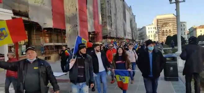 Protest la Timişoara, înainte de intrarea în vigoare a carantinei. Sute de oameni s-au adunat în Piaţa Operei - FOTO