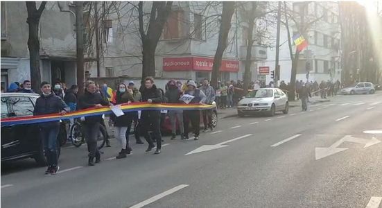 UPDATE Aproximativ 100 de persoane au protestat la Timişoara / Jandarmii vor amenda organizatorii şi câţiva protestatari pentru manifestaţia neautorizată - FOTO