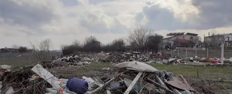 Primăria Sectorului 5: Un teren devenit groapă de gunoi care riscă să devină un focar de infecţie, igienizat de angajaţii societăţii de salubrizare - VIDEO