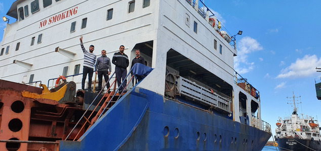 Marinarii de pe o navă abandonată în Portul Constanţa au rămas fără provizii şi au cerut ajutor - FOTO