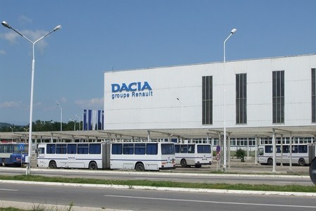 Uzina Dacia, afectată de criza privind producţia de conductori auto. 9.000 de salariaţi nu vor lucra timp de şapte zile, în luna aprilie

