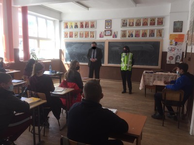 Anchete ale ISJ şi Poliţiei Suceava, după ce IPJ a transmis, alături de un comunicat, o fotografie de la o acţiune desfăşurată în licee, în care un profesor are masca de protecţie "desenată" 
