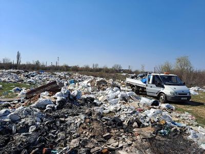 Două autoutilitare încărcate cu deşeuri din construcţii ce urmau a fi abandonate pe terenuri din sectorul 1, confiscate / Şoferii au fost amendaţi
