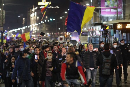 UPDATE – O nouă zi de proteste – Manifestanţii au purtat steaguri tricolore şi au scandat lozinci, cerând libertate / ”Jos cu starea de alertă”  / S-a cerut demisia preşedintelui Iohannis / Numeroşi protestatari, legitimaţi de jandarmi - FOTO