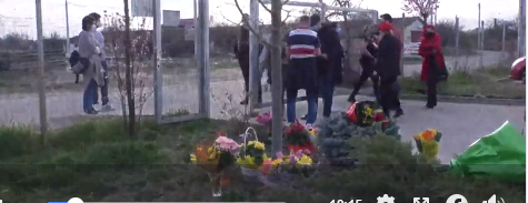 Mai mulţi arădeni au dus buchete de flori medicilor de la Spitalul Judeţean unde sunt trataţi pacienţi cu COVID-19 - VIDEO