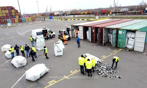 Mai multe containere încărcate cu deşeuri, unele periculoase, au fost găsite în Portul Constanţa Sud Agigea