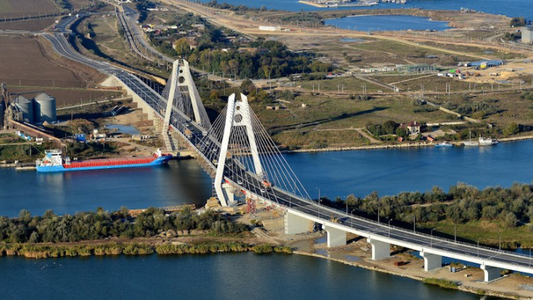 Asociaţia Pro Infrastructura: Podul suspendat de la Brăila se apropie de o nouă etapă a construcţiei/ CNAIR de 3 ani ne promite că va rezolva problemele birocratice şi va emite autorizaţiile de construire pentru drumurile de legătură