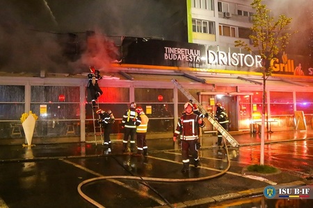 Incendiu puternic la un restaurant Dristor Kebap din Bucureşti.Locatarii din două blocuri învecinate, evacuaţi / Două persoane, angajaţi ai restaurantului au necesitat îngrijiri medicale - FOTO