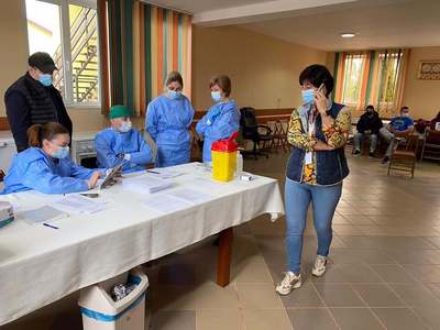 Sălaj: A debutat campania de vaccinare la sediile operatorilor economici / Peste 100 de angajaţi de la Boglarchamp, unul dintre cei mai mari cultivatori de ciuperci din România, imunizaţi

