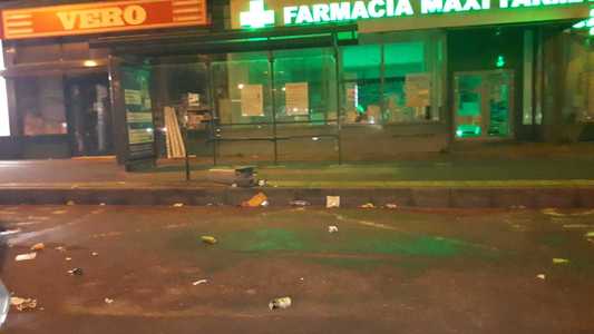 Acte de vandalism precum distrugerea mobilierului stradal şi a coşurilor de gunoi au avut loc, vineri noapte, pe străzile din Ploieşti / Primăria a cerut ajutorul Poliţiei şi Jandarmeriei - FOTO