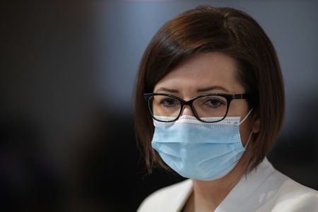 Ioana Mihăilă îi transmite academicianului Leon Dănăilă, care aşteaptă o proteză de şold, că ”fiecare pacient va fi tratat în funcţie de nivelul de urgenţă”
