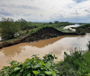 Satu Mare - Intervenţie pentru închiderea unei breşe formate într-un dig la confluenţa cu râul Crasna, în condiţiile în care zona este sub avertizare cod galben emisă de hidrologi - FOTO
