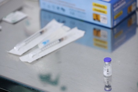 Braşov: Primul Maraton de Vaccinare organizat la un aeroport/ Sunt 10 fluxuri de vaccinare, fiind folosit serul Pfizer