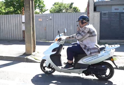 Primarul Sectorului 5 Cristian Popescu Piedone a făcut o vizită de lucru pe scuter pentru a sta de vorbă cu cetăţenii şi a vedea stadiul lucrărilor făcute în sector - VIDEO
