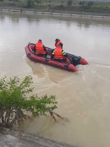 Vâlcea: Un bărbat dispărut pe un canal al lacului Stupărei, căutat de pompieri şi scafandri / Acesta a fost găsit mort la 9 kilometri de locul unde se presupune că s-a înecat - FOTO, VIDEO