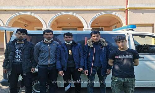 Poliţiştii de frontieră au depistat cinci cetăţeni din Afganistan care încercau să treacă graniţa cu Serbia, cu ajutorul unui român
