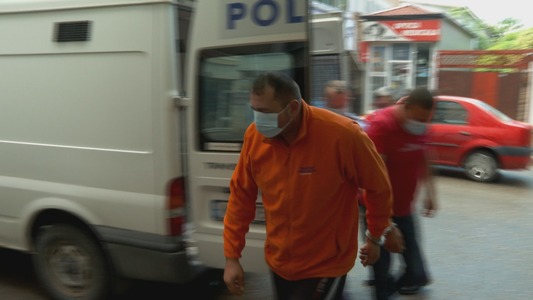 Doi dintre cei care l-au agresat pe bărbatul din Buzău, arestaţi preventiv/ Cel de-la treilea agresor, cercetat sub control judiciar