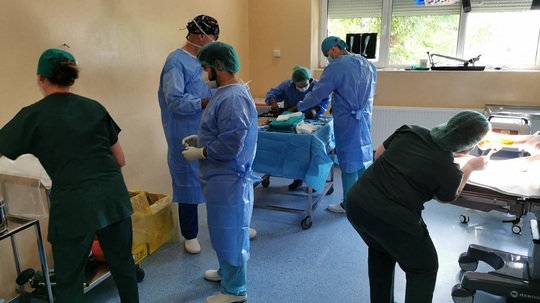 FOTO: Echipa de medici pregăteşte instrumentarul folosit la operaţie