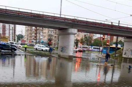 Arad: Ploaia torenţială a inundat un pasaj, un teatru şi anexe ale stadionului - VIDEO