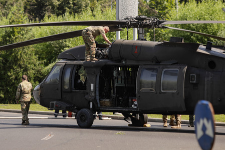 UPDATE - Elicopter militar, Black Hawk, aterizat de urgenţă în Capitală, în Piaţa Charles de Gaulle / Mai mulţi stâlpi, avariaţi / Reacţia Ambasadei SUA, MApN: Echipajul a raportat o defecţiune / Dosar penal şi anchetă româno-americană - FOTO/ VIDEO