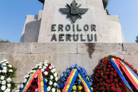 Ceremonie militară pentru a marca Ziua Aviaţiei Române şi a Forţelor Aeriene, în Bucureşti / Evenimentul are loc fără survolul aeronavelor, după ce un elicopter militar a aterizat de urgenţă într-o intersecţie