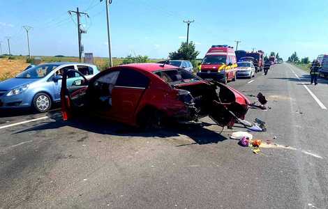 Ialomiţa: Accident produs pe DN 2 în care au fost implicate patru maşini şi răniţi doi copii - FOTO