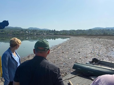 Dâmboviţa: Luciul unui lac de acumulare, acoperit de deşeuri depozitate ilegal pe malurile apelor curgătoare şi aduse de viituri