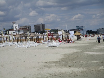 Plajele din Mamaia, verificate de reprezentanţi de la Apele Române, poliţişti şi inspectori Antifraudă/ De la începutul sezonului, ABADL a dat amenzi de aproape trei milioane de lei pentru neregulile de pe plaje