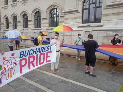 UPDATE - Protest al comunităţii LGBT la Primăria Capitalei, care nu a autorizat marşul Bucharest Pride pe Calea Victoriei / PMB: S-au oferit mai multe opţiuni  pentru organizarea marşului / Primăria invită reprezentanţii ACCEPT la o nouă discuţie - FOTO