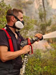 Misiunile pompierilor români continuă în insula Evia, pentru a treia zi – La temperaturi caniculare, pompierii luptă cu focul în ture de câte şase ore

