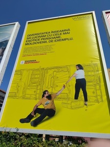 Panou publicitar controversat în apropiere de centrul oraşului Timişoara. Reprezentanţii companiei care l-au amplasat au anunţat că îl vor da jos - FOTO

