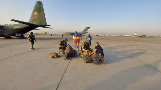 MAE - Al doilea zbor al aeronavei Forţelor Aeriene - încă un român evacuat din Kabul, alături de un bulgar, un britanic şi un american. Condiţiile de securitate din Kabul nu au făcut posibil accesul altor cetăţeni români spre aeroport - FOTO
 