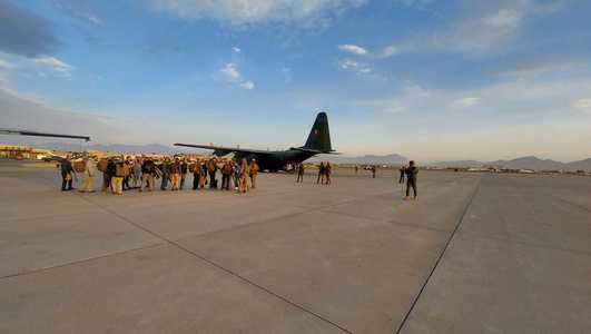 MAE: Al treilea zbor la Kabul al aeronavei militare de transport româneşti s-a desfăşurat în bune condiţii. Cei 14 cetăţeni români transferaţi în aeroport au fost evacuaţi, alături de  4 cetăţeni bulgari