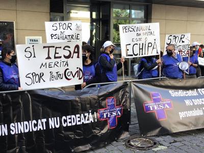 Protest al unor organizaţii sindicale afiliate CNS Meridian, în Piaţa Victoriei/ Înlăturarea inechităţilor salariale şi aplicarea sau modificarea unor legi, printre revendicări
