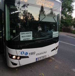 Şofer de autobuz din Iaşi, concediat după ce a afişat mesaje anti-vaccinare pe parbrizul mijlocului de transport