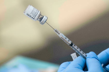 CNCAV: Se permite vaccinarea cu un alt tip de vaccin pe bază de ARN Mesager, pentru toate persoanele care au fost vaccinate cu prima doză de AstraZeneca şi care au decis amânarea rapelului mai mult de 3 luni 