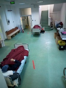 Paturi amplasate pe holurile Institutului "Marius Nasta" pentru pacienţii cu COVID-19 care vin cu forme severe de insuficienţă respiratorie - FOTO